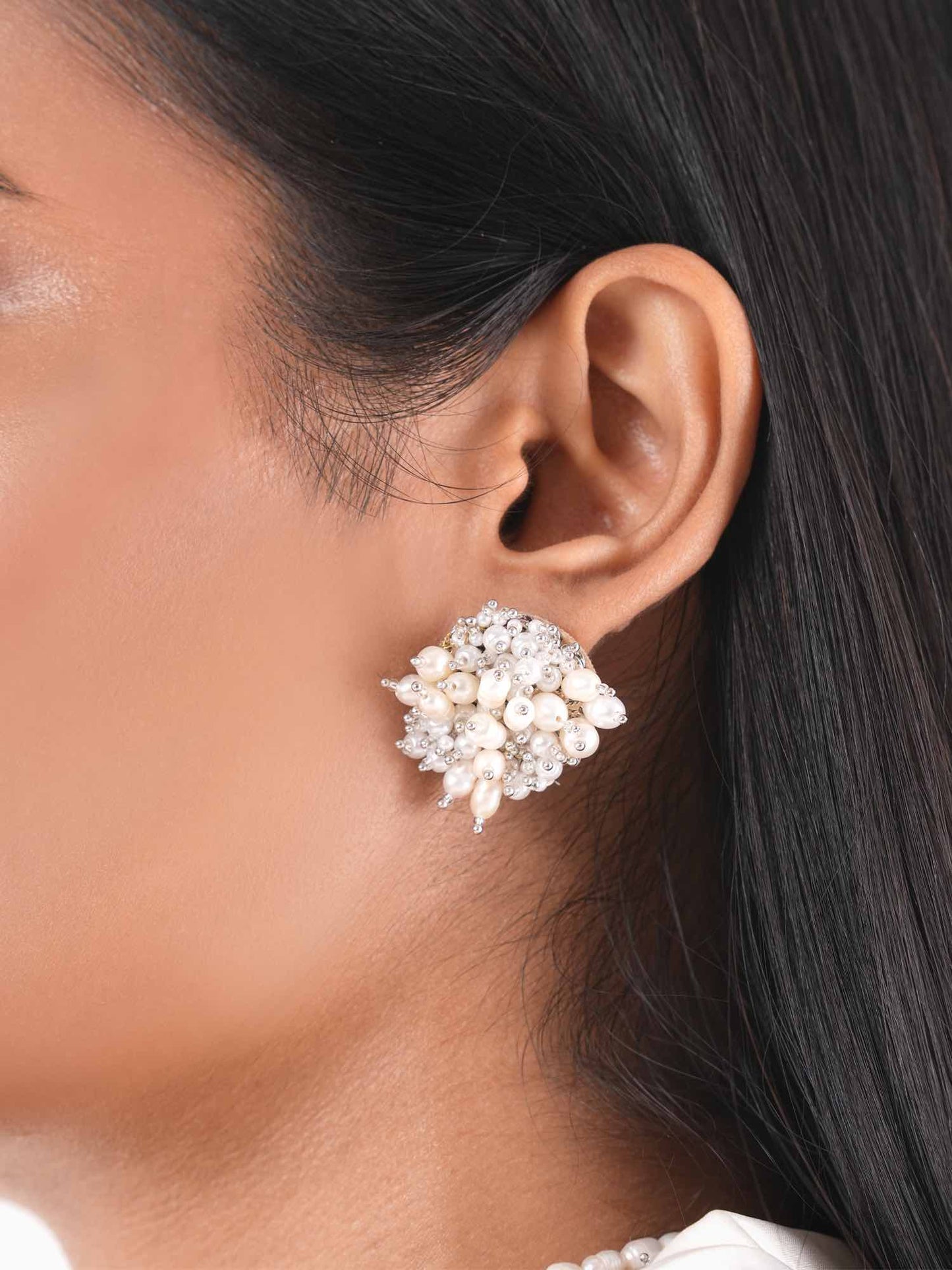 Esencia White Studs