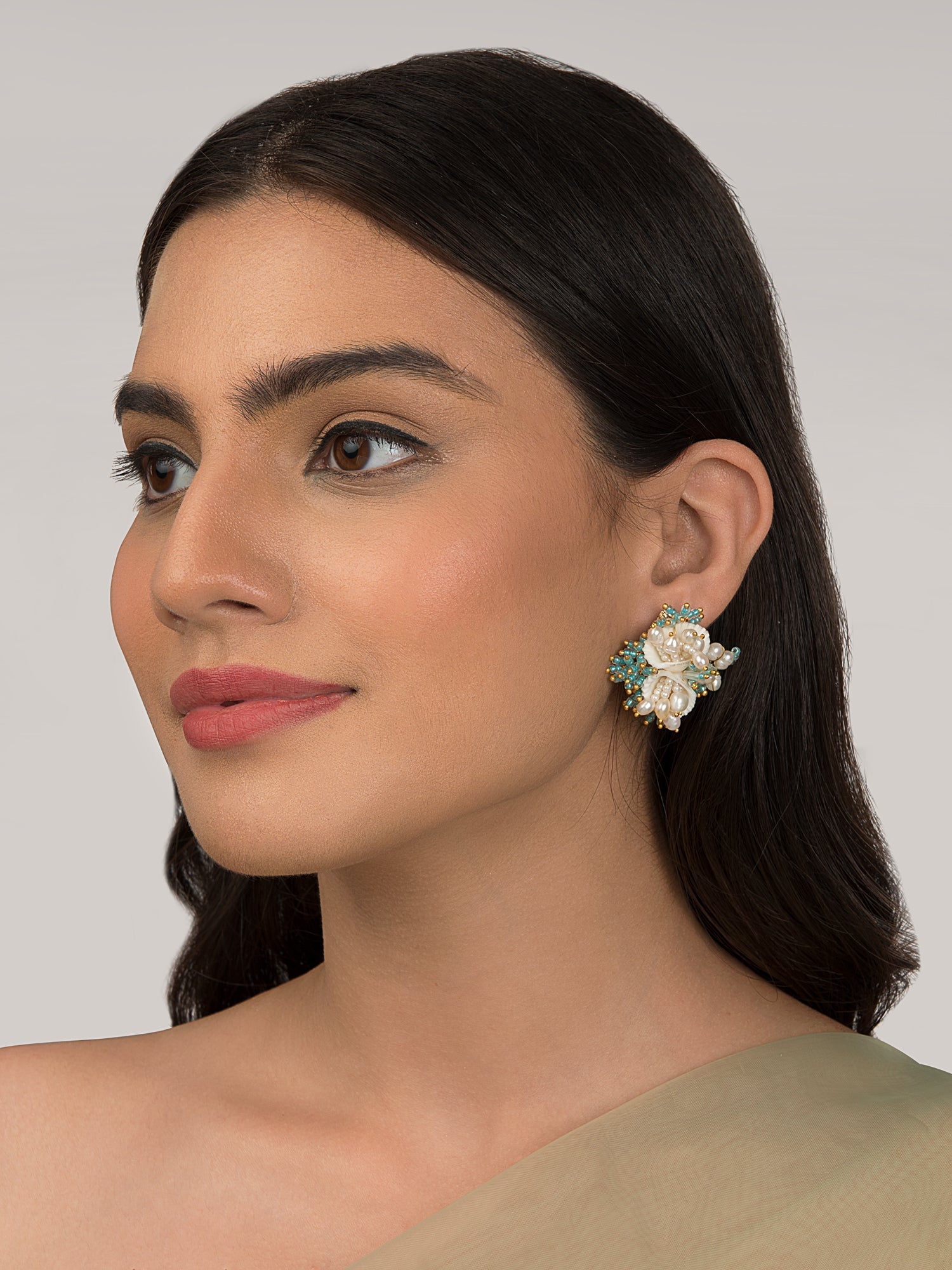 MAEGLINA WHITE STUD - House of D’oro
